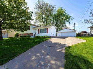 315 W Cedar Lane Dr, Walcott, IA