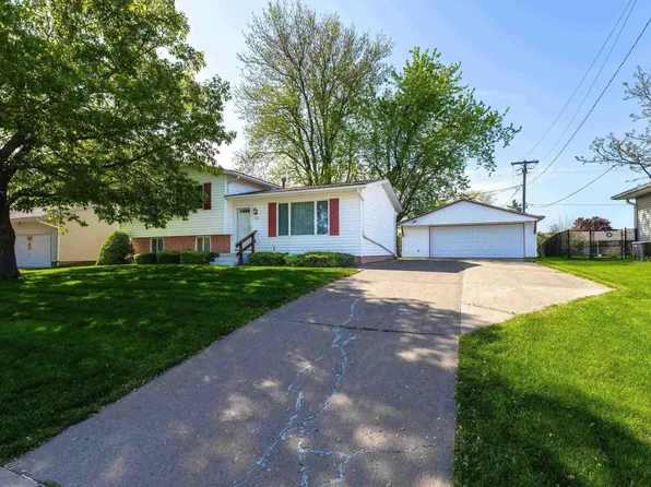 315 W Cedar Lane Dr, Walcott, IA 52773