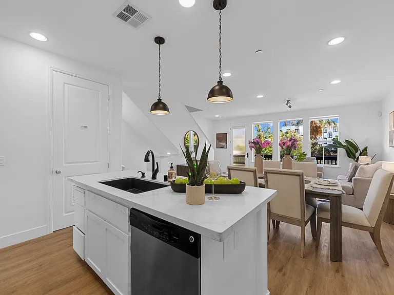 1469 W San Carlos St — Photo 19