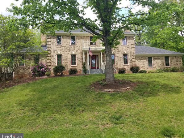 12142 Holly Knoll Cir, Great Falls, VA 22066