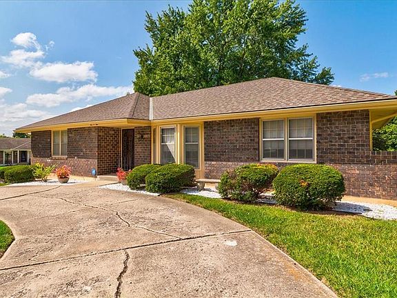 3rd image of 509 NE Country Club Dr