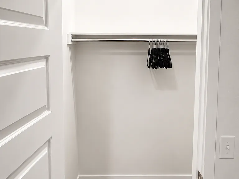 25 Velvet Hangers Included