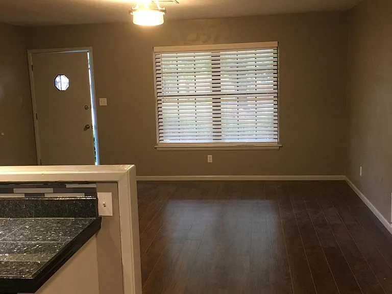 1407 Lindale Ave — Photo 4