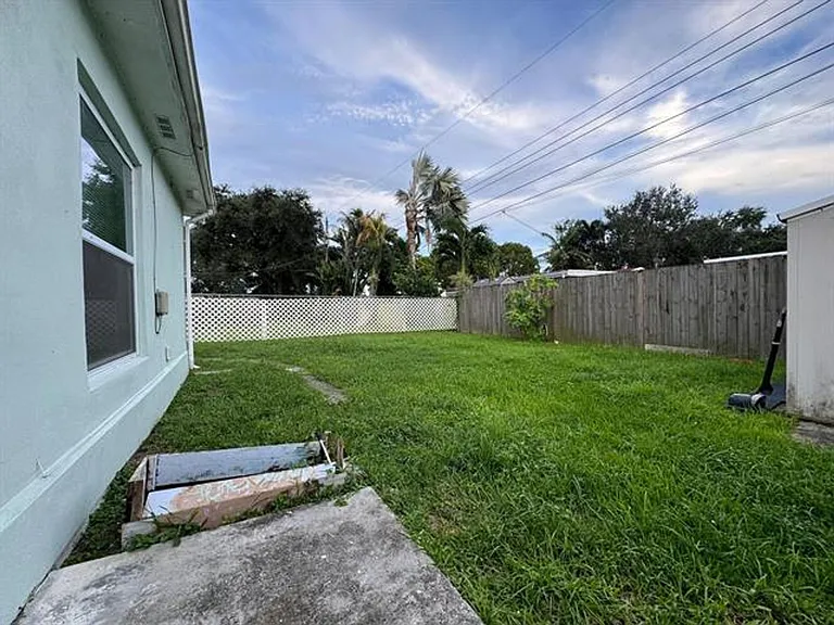 9422 SW 51st St #1-2 — Photo 25
