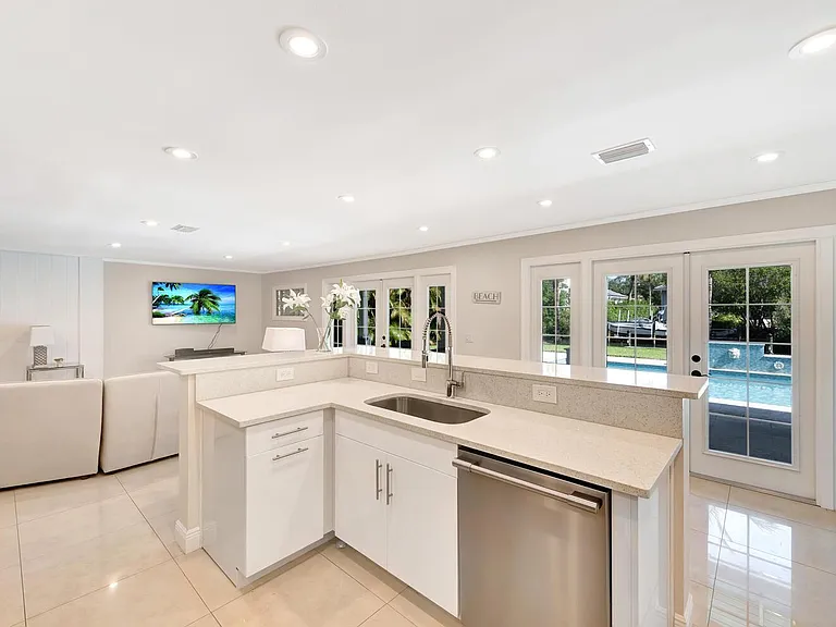 537 E Causeway Blvd — Photo 13