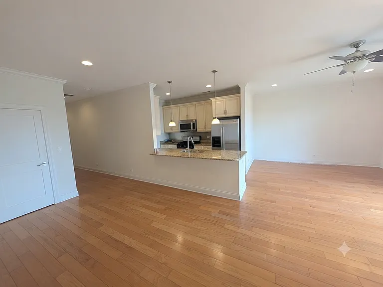 2352 W Byron St #301 — Photo 2