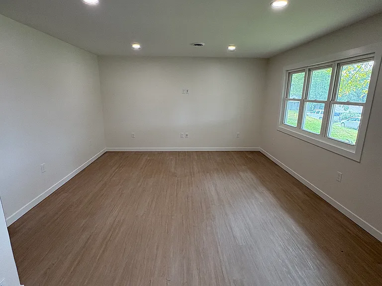 945 N Moorewood Dr — Photo 3
