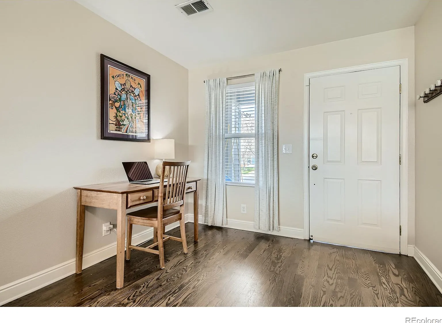 Charming 3-Bed Townhouse in Northglenn — Photo 4