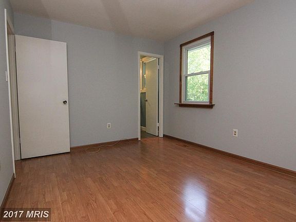Master Bedroom w/separate entrance to bathroom