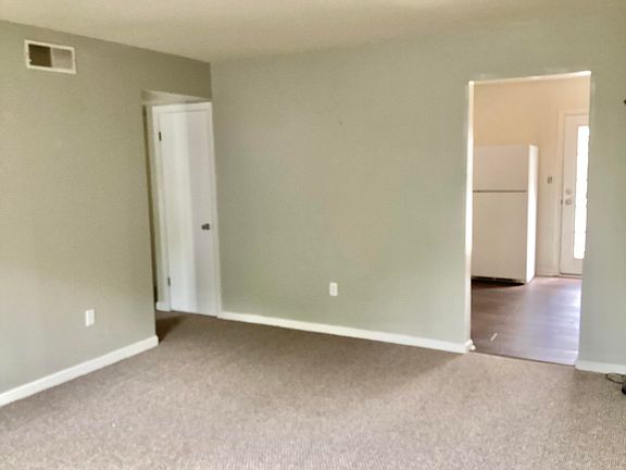 5th image of 1020 Carriage Dr APT C