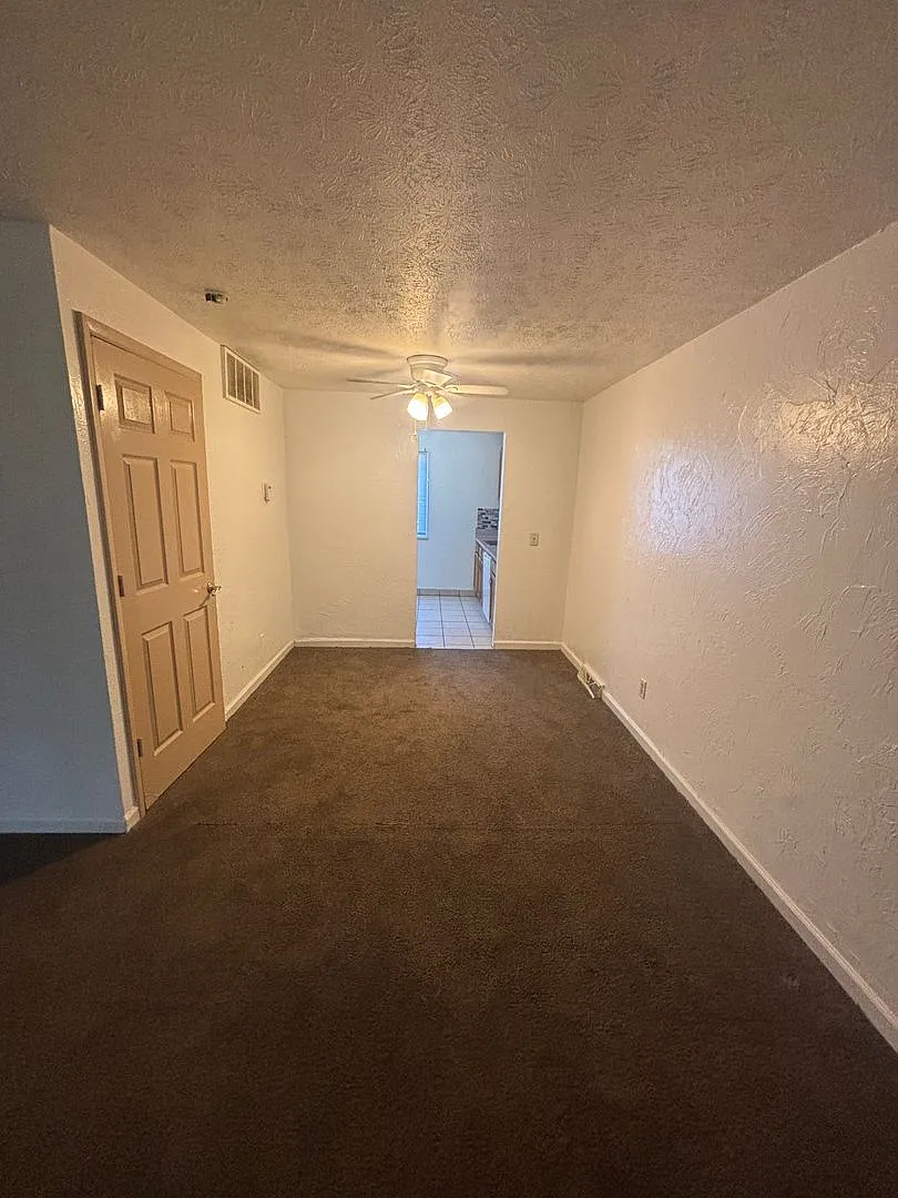 2bd/1.5b Townhome Cash Pay/Vouchers — Photo 2