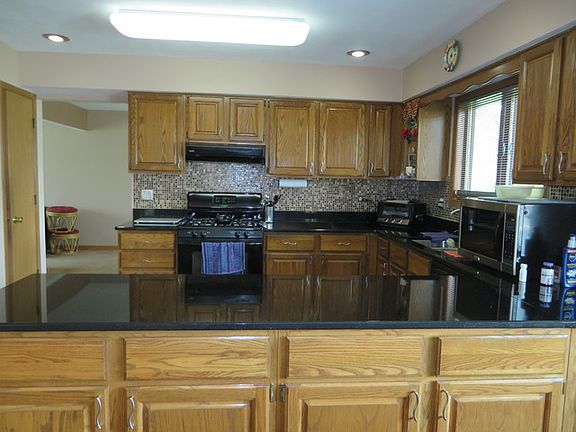 3rd image of 1120 Warwick Cir N