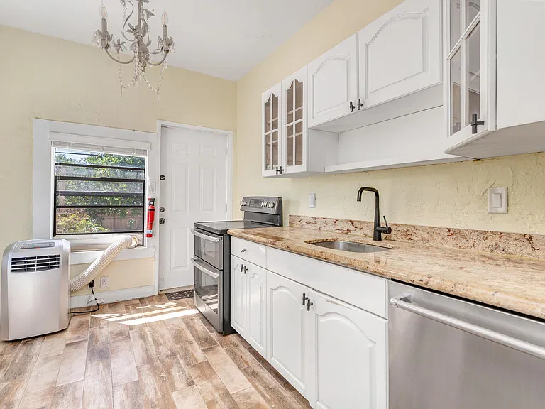 364 Puritan Rd — Photo 16