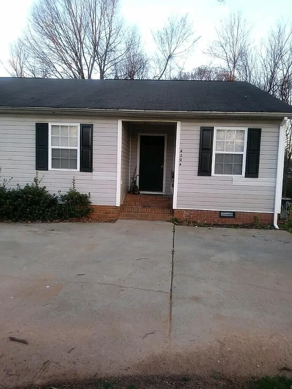 3 bed, 2010 sqft, $1,300 — Photo 2