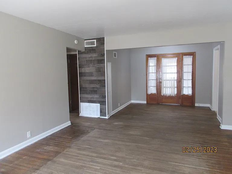 1233 N Pershing St — Photo 2