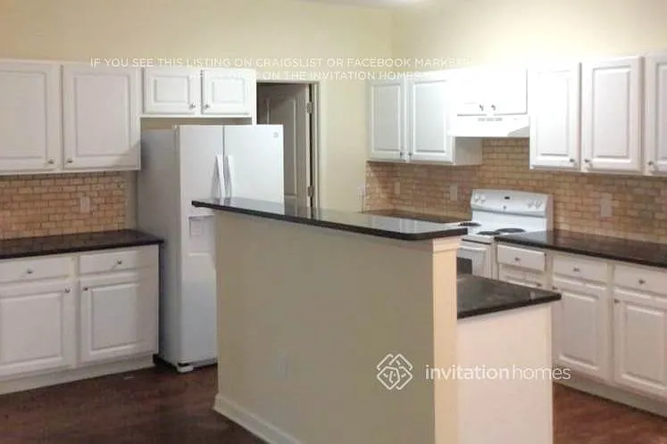 1030 Franklin Ct — Photo 3