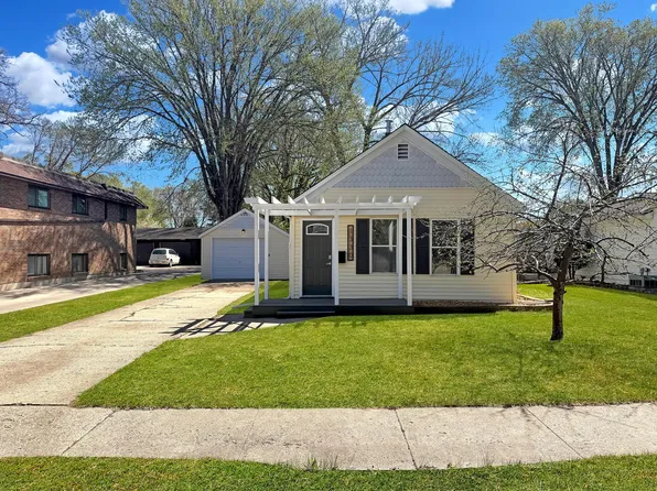 1330 14th St S, Fargo, ND 58103