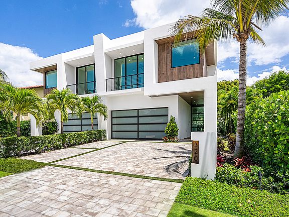 4th image of 320 NE Wavecrest Way