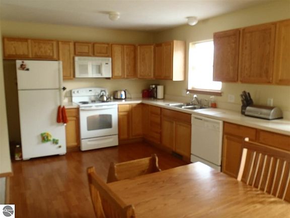 3rd image of 1580 E Wexford Ave