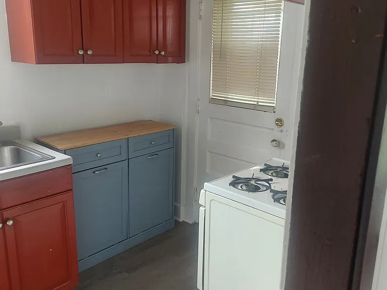 2128 Columbia Ave — Photo 2