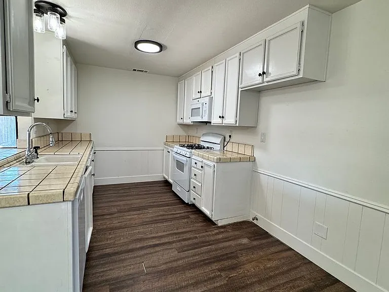 1605 Sutter Ln — Photo 10