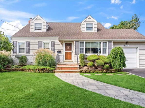 13 Frances Lane, Massapequa Park, NY 11762