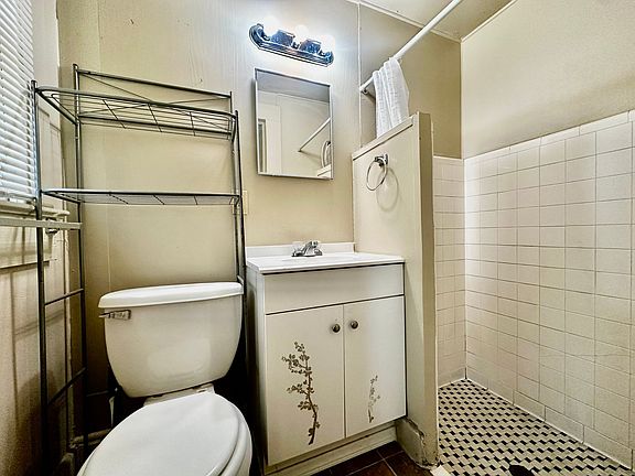 5th image of 15 Orange Cir