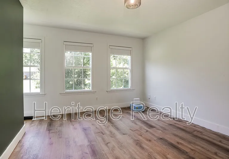 2574 Kenilworth Ln — Photo 6