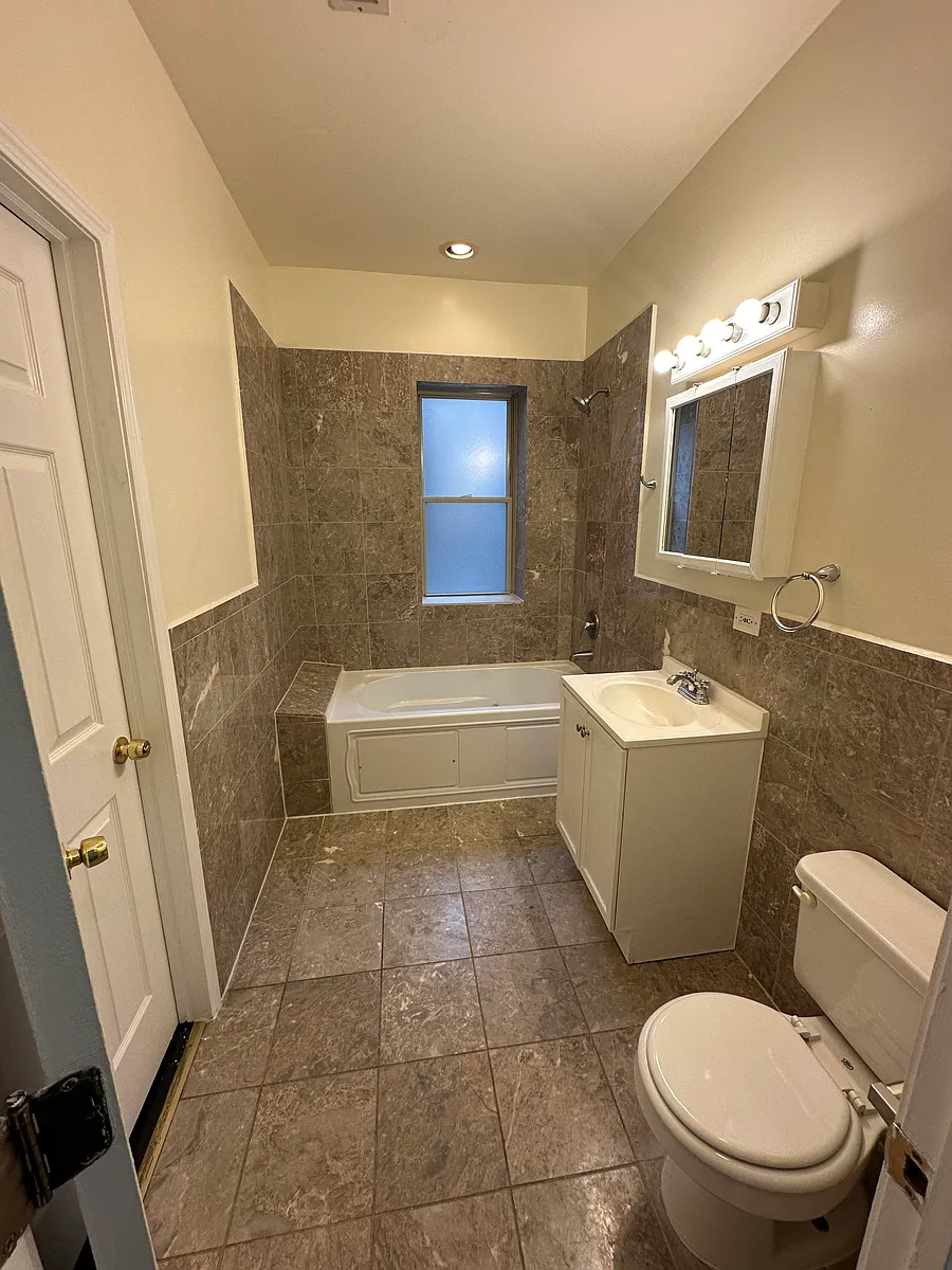 Building Photo - 6945 S Dorchester Ave #3N