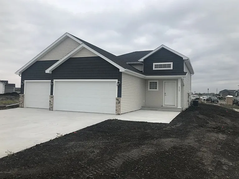 920 Albert Dr W — Photo 2