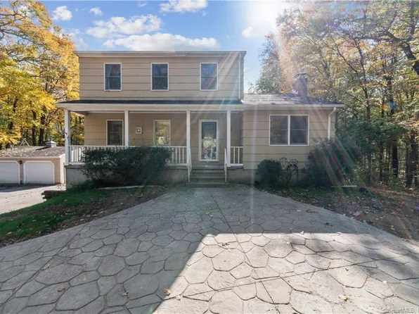 15 Greenbriar Road, Oxford, CT 06478