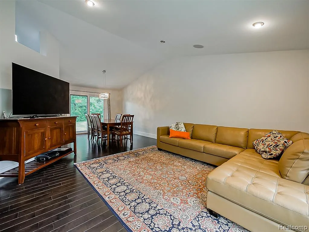 4 bed, 3.5 bath, 2972 sqft, $5,600 — Photo 4