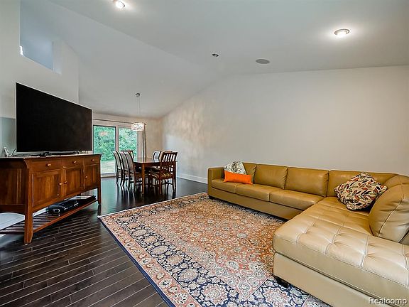 4th image of 1021 Dowling Rd