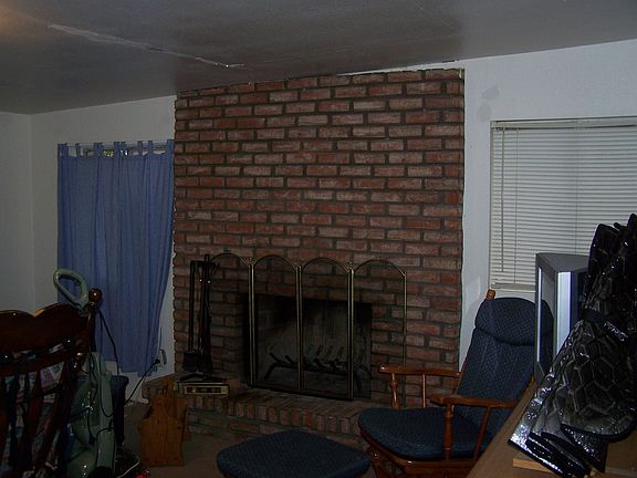 FIREPLACE IN FAMILY ROOM