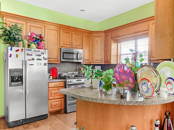 5th image of 524 W 7th St