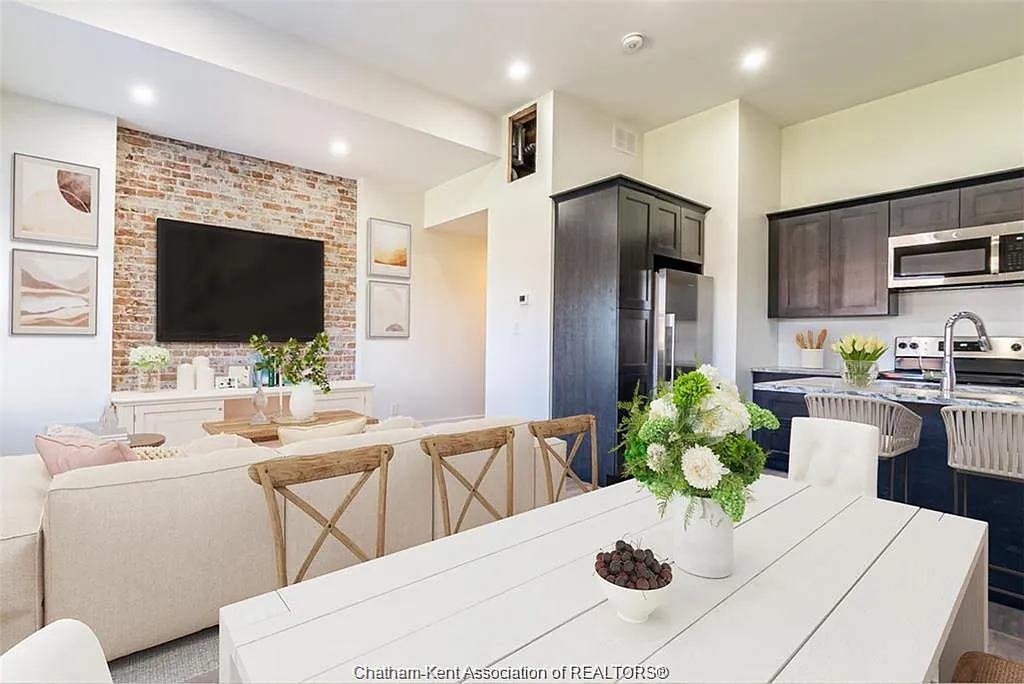 2 bed, 1.0 bath, $1,950 — Photo 2