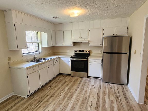 4th image of 2601 Willow Lake Rd