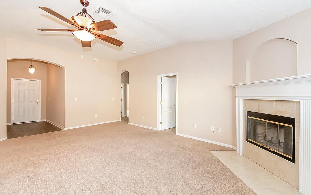 3 bed, 2.0 bath, 1433 sqft, $1,970 — Photo 2