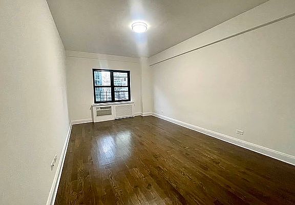 4th image of 157 E 57th St APT 14F