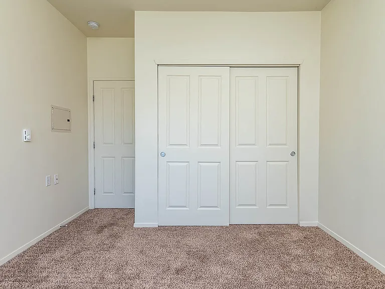 Center Pointe | Bedroom Closet