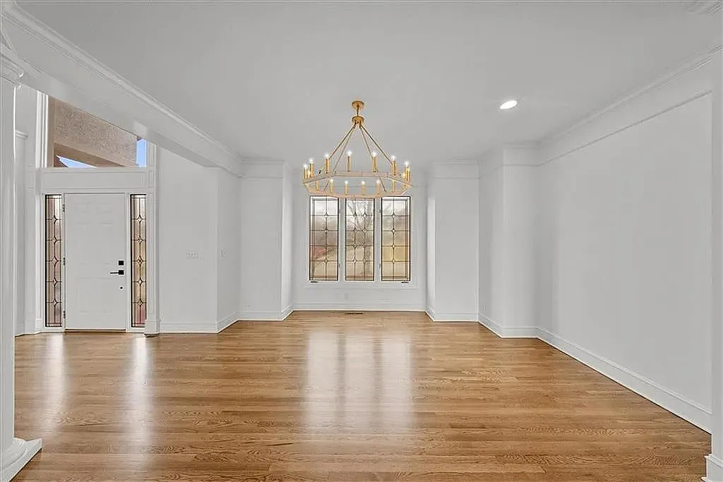 4 bed, 4723 sqft, $5,500 — Photo 4