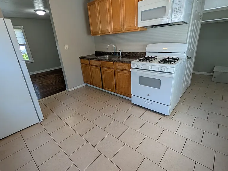30 Hilltop Rd #2R — Photo 2