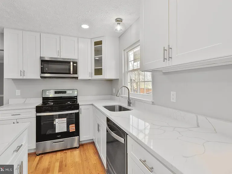 7802 Shallowbrook Ct — Photo 9