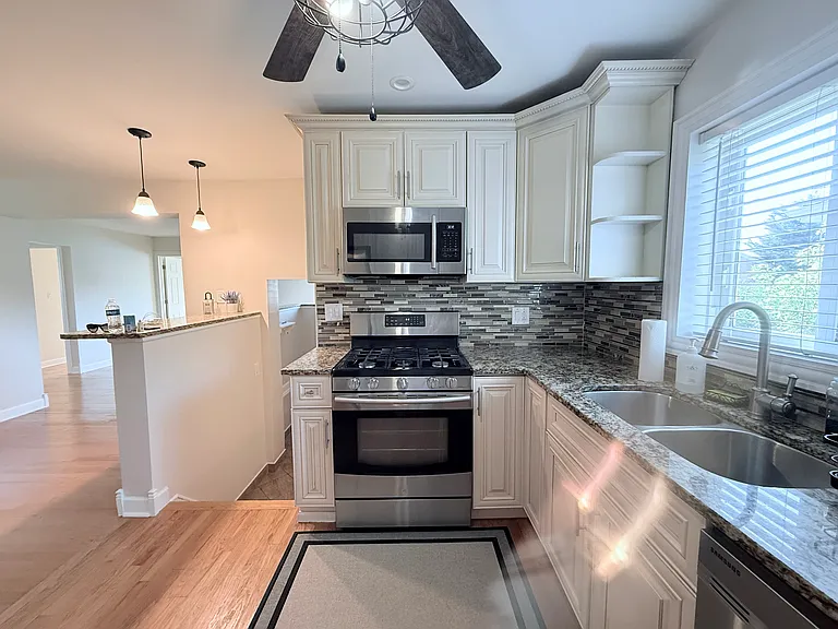 4528 Grace St — Photo 13