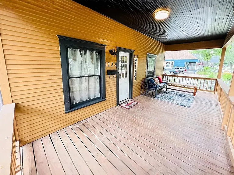 233 S Vine St — Photo 2
