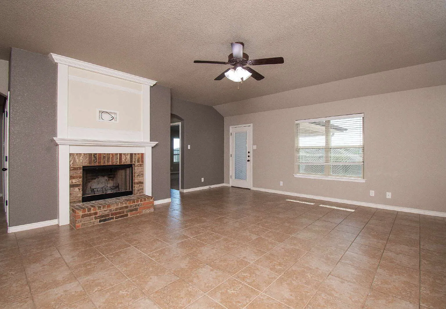 4 bed, 2.0 bath, 1935 sqft, $1,875 — Photo 3
