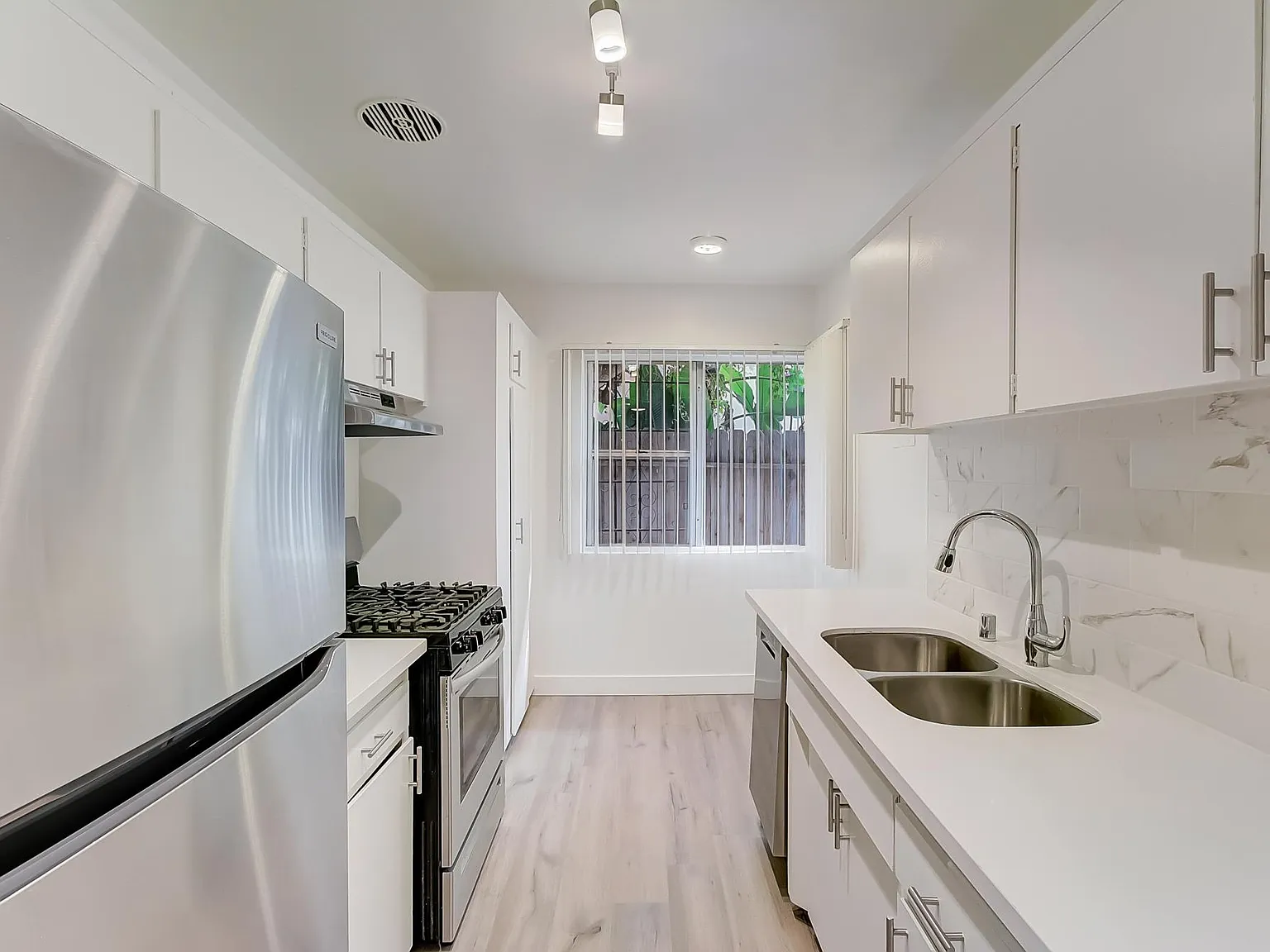 1 bed, 700 sqft, $2,349 — Photo 2