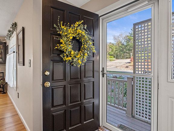 3rd image of 6 Aspen Road UNIT 6