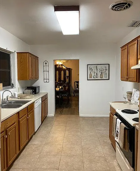 2405 Buckingham Ave — Photo 4