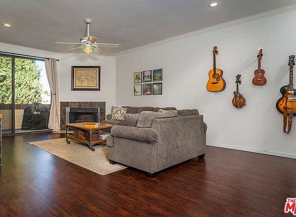 3rd image of 14115 Moorpark St APT 202